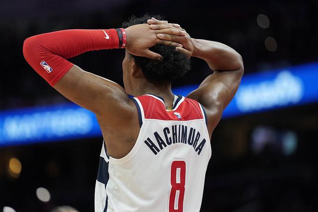 霍勒迪26分东契奇空砍三双 绿军力克独行侠2-0